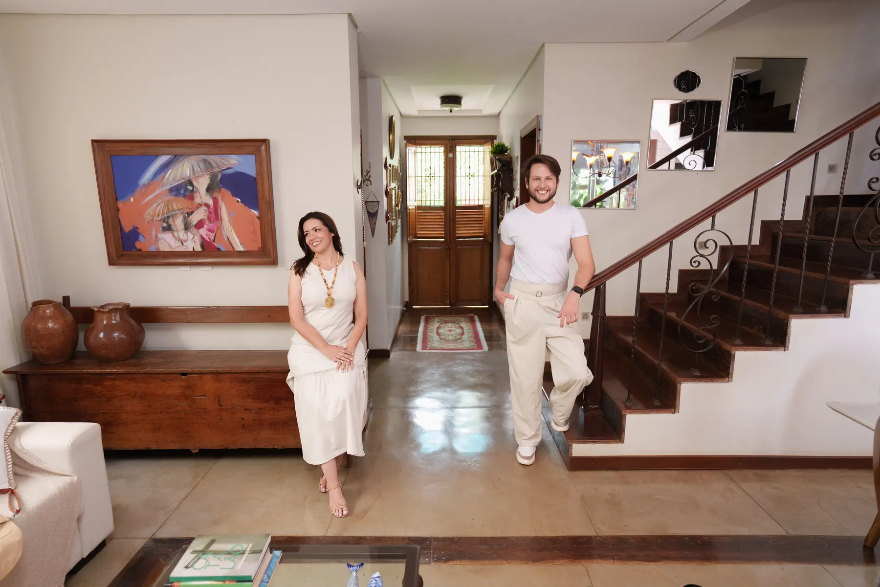 Corredor, galeria de quadros e escada · Casa Brasileira, residencial da Lares Arquitetura e Interiores em Uberlândia, MG