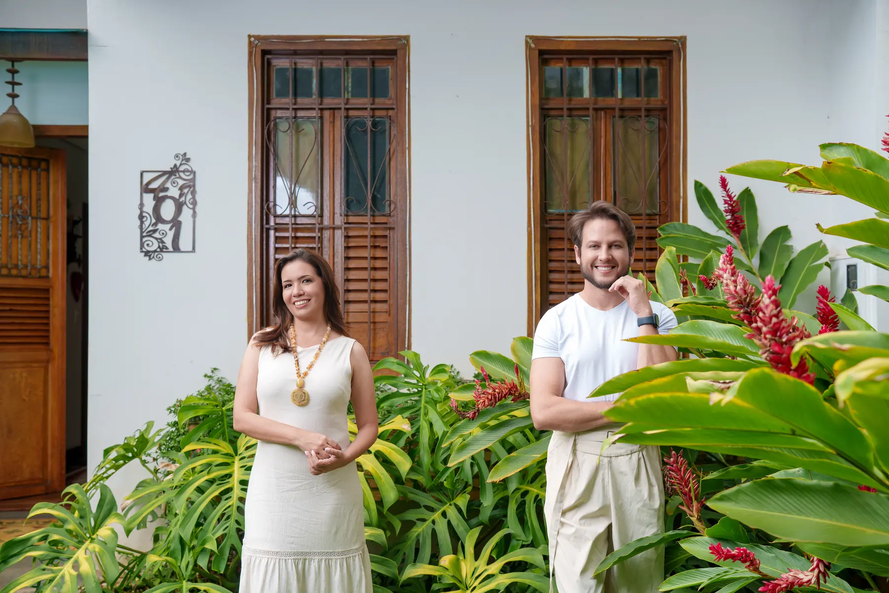 Jardim, entrada · Casa Brasileira, residencial da Lares Arquitetura e Interiores em Uberlândia, MG