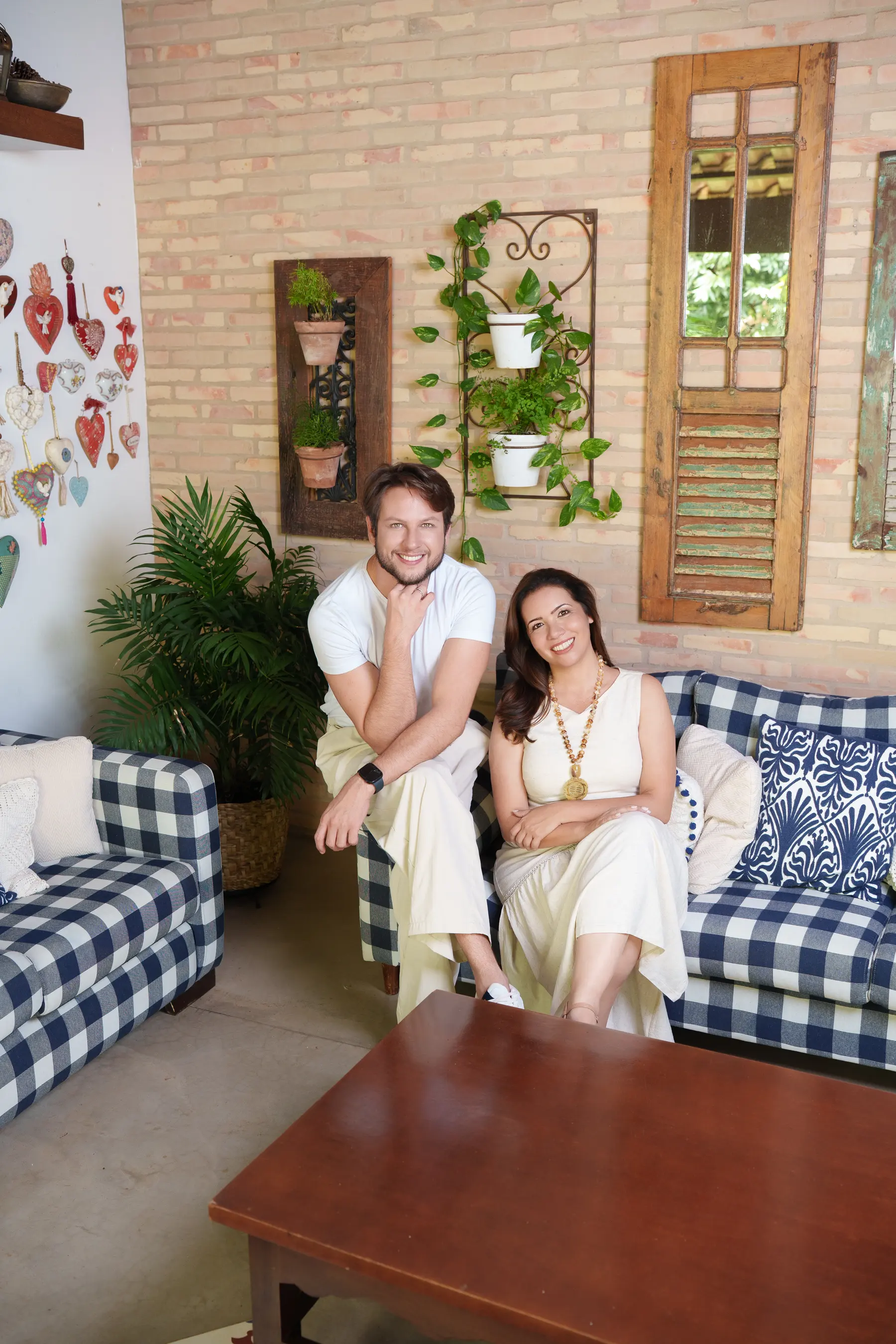 Estar externo, parede de tijolo aparente · Casa Brasileira, residencial da Lares Arquitetura e Interiores em Uberlândia, MG